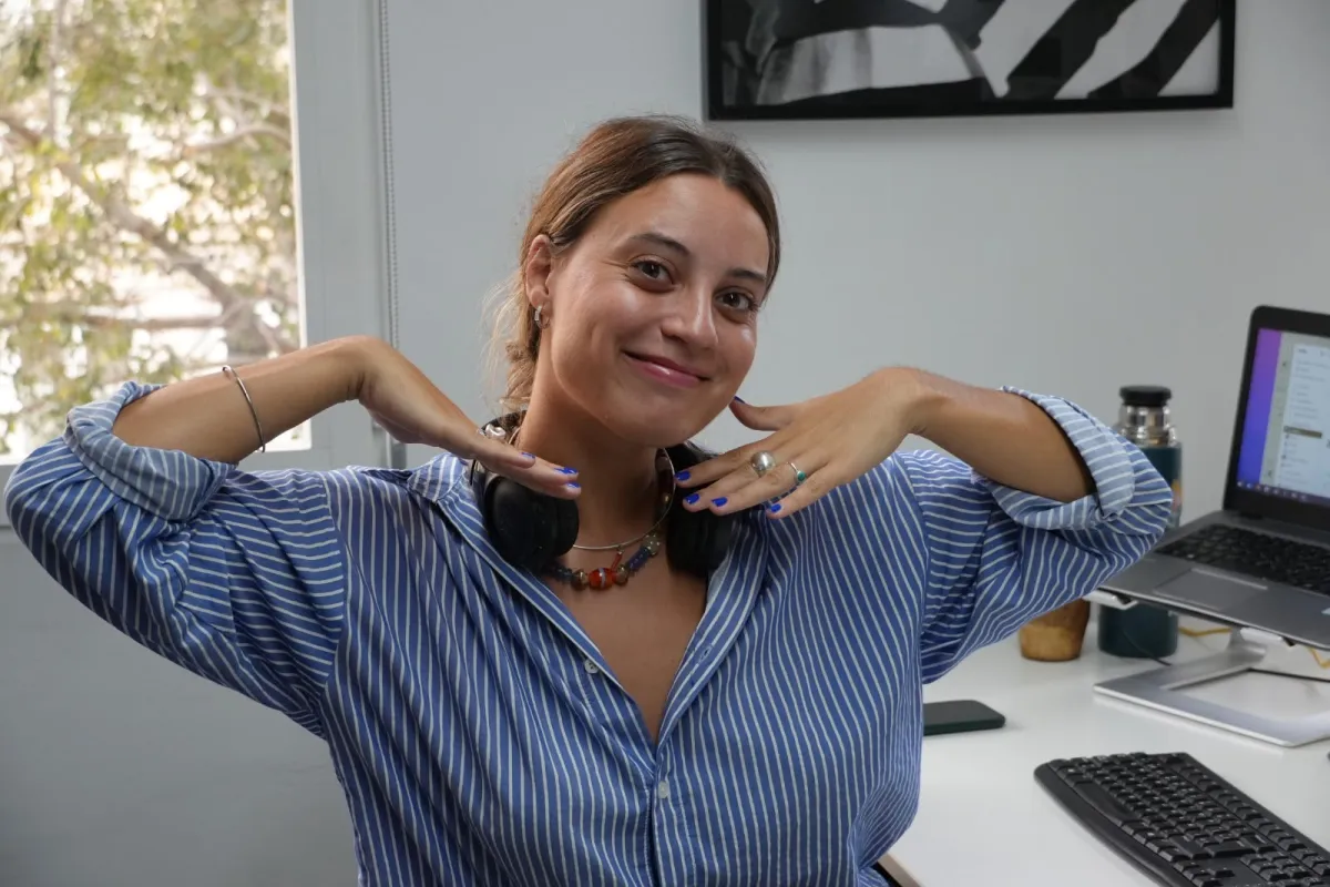 Tinuviel Perez Maraggi en su escritorio